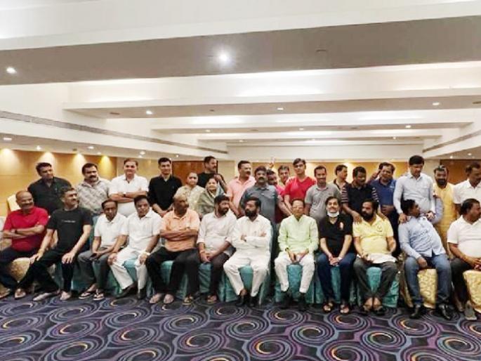 rebels mla leave for guwahati and 2 16 am left from surat hotel | बंडखोर गुवाहाटीकडे रवाना? रात्री २.१६ वा. सोडले हॉटेल rebels mla leave for guwahati and 2 16 am left from surat hotel | बंडखोर गुवाहाटीकडे रवाना? रात्री २.१६ वा. सोडले हॉटेल