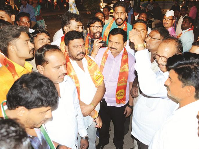 Time is running out at the Rajbhawan; Here are the NCP, Shiv sena activist upset | राजभवनावर वेळ संपली; इकडे चेहरे पडले Time is running out at the Rajbhawan; Here are the NCP, Shiv sena activist upset | राजभवनावर वेळ संपली; इकडे चेहरे पडले