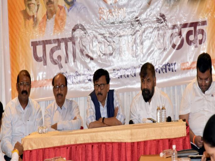 Shiv Sena leaders do not pay attention, candidates are imposed; Shiv Sainiks openly express their displeasure in front of Raut | शिवसेना नेते लक्ष देत नाहीत, उमेदवार लादले जातात; शिवसैनिकांची राऊतांसमोर जाहीरपणे नाराजी Shiv Sena leaders do not pay attention, candidates are imposed; Shiv Sainiks openly express their displeasure in front of Raut | शिवसेना नेते लक्ष देत नाहीत, उमेदवार लादले जातात; शिवसैनिकांची राऊतांसमोर जाहीरपणे नाराजी