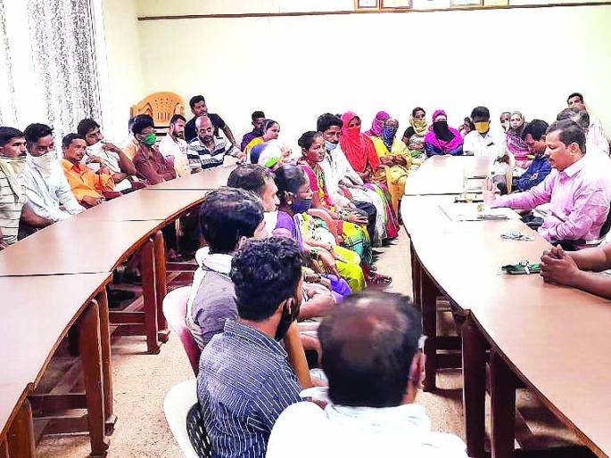 Wait for two days, let's find the right way, Mayor's assurance: Action only because of Shiv Sena | दोन दिवस थांबा, योग्य मार्ग काढूू, नगराध्यक्षांचे आश्वासन : शिवसेनेमुळेच कारवाई