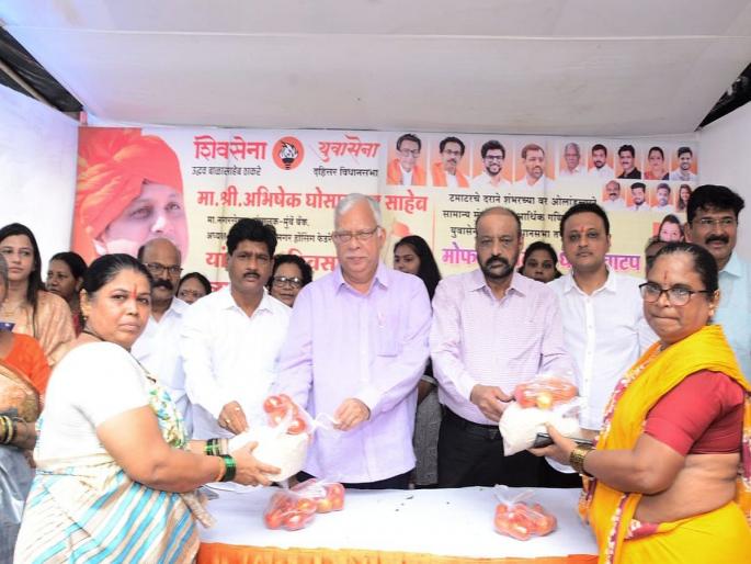 Mumbai: He celebrated his birthday by distributing free tomatoes to 700 families! | Mumbai : ७०० कुटुंबीयांना मोफत टोमॅटो वाटप करून त्यांनी साजरा केला वाढदिवस! Mumbai: He celebrated his birthday by distributing free tomatoes to 700 families! | Mumbai : ७०० कुटुंबीयांना मोफत टोमॅटो वाटप करून त्यांनी साजरा केला वाढदिवस!