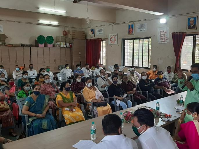 Shiv Sena meeting in Ulhasnagar regarding school fee hike complaints coronavirus | उल्हासनगरात शाळेच्या फीवाढ तक्रारीसंदर्भात शिवसेनेची बैठक Shiv Sena meeting in Ulhasnagar regarding school fee hike complaints coronavirus | उल्हासनगरात शाळेच्या फीवाढ तक्रारीसंदर्भात शिवसेनेची बैठक