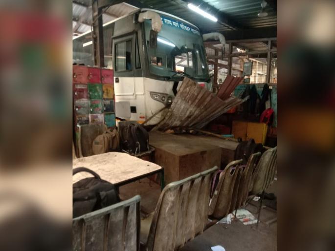 Brake failure uncontrollable in Shivshahi workshop incident in Nashik depot | ब्रेक फेल शिवशाही वर्कशॉपमध्येच अनकंट्रोल, नाशिक आगारातील घटना  Brake failure uncontrollable in Shivshahi workshop incident in Nashik depot | ब्रेक फेल शिवशाही वर्कशॉपमध्येच अनकंट्रोल, नाशिक आगारातील घटना