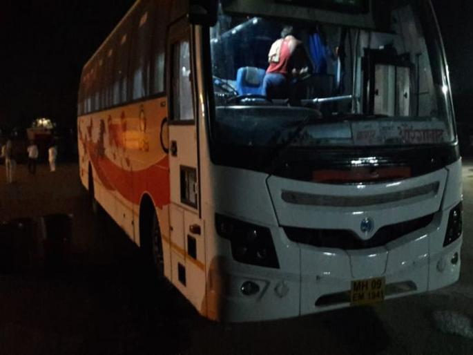 diesel tank of nagpur aurangabad shivshahi bus exploded | नागपूर-औरंगाबाद शिवशाही बसची डिझेल टाकी फुटली; सुदैवाने दुर्घटना टळली diesel tank of nagpur aurangabad shivshahi bus exploded | नागपूर-औरंगाबाद शिवशाही बसची डिझेल टाकी फुटली; सुदैवाने दुर्घटना टळली