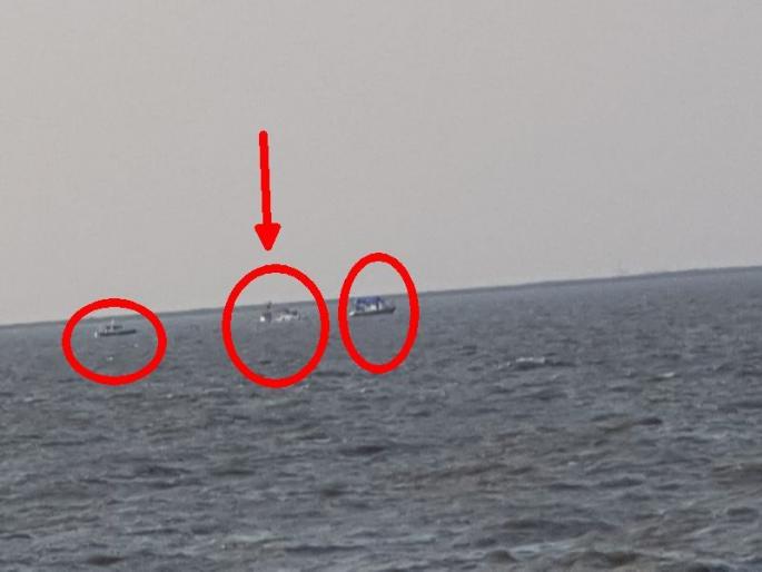 The death of one by sank the boat to the base of Shivasmarak | शिवस्मारकाच्या पायाभरणीला जाणारी बोट बुडून एकाचा मृत्यू The death of one by sank the boat to the base of Shivasmarak | शिवस्मारकाच्या पायाभरणीला जाणारी बोट बुडून एकाचा मृत्यू