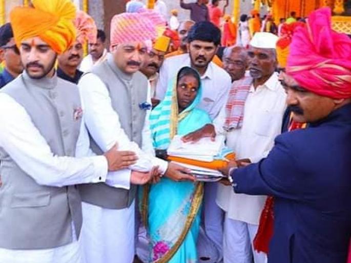 Shivrajyabhishek's ceremony honors 'the dignity of the farmer family', the family of the suicidal farmer's honor | शिवराज्याभिषेक सोहळ्यात 'रयतेचा सन्मान', आत्महत्याग्रस्त शेतकरी कुटुंबीयास पूजेचा मान Shivrajyabhishek's ceremony honors 'the dignity of the farmer family', the family of the suicidal farmer's honor | शिवराज्याभिषेक सोहळ्यात 'रयतेचा सन्मान', आत्महत्याग्रस्त शेतकरी कुटुंबीयास पूजेचा मान