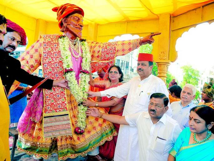 In the alarm of Jai Bhavani ,Jai Shivaji , Chhatrapati coronation celebrated at Nagpur | नागपुरात जय भवानी, जय शिवाजीच्या गजरात छत्रपतींचा राज्याभिषेक In the alarm of Jai Bhavani ,Jai Shivaji , Chhatrapati coronation celebrated at Nagpur | नागपुरात जय भवानी, जय शिवाजीच्या गजरात छत्रपतींचा राज्याभिषेक