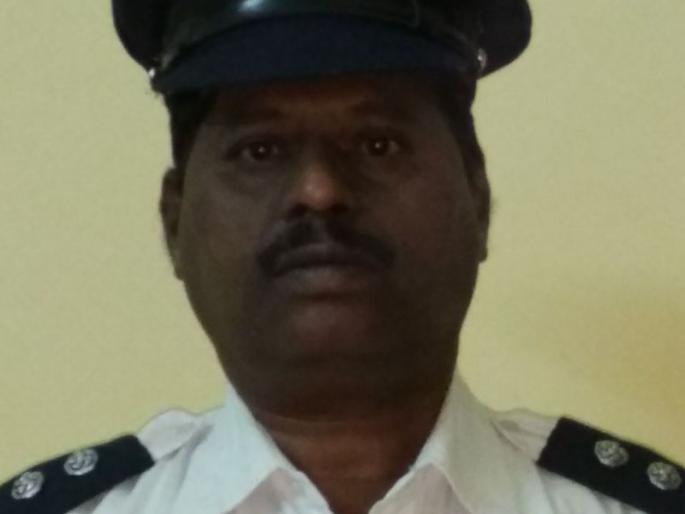 Regarding the firefighting cylinders of the firefighting officer for the funeral | अंत्यविधीसाठी गेलेल्या अग्निशमन अधिकाऱ्याचा पेटत्या सिलिंडरवर ताबा Regarding the firefighting cylinders of the firefighting officer for the funeral | अंत्यविधीसाठी गेलेल्या अग्निशमन अधिकाऱ्याचा पेटत्या सिलिंडरवर ताबा