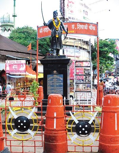 Shivbhakha from Kolhapur to Delhi, Shiv Jayanti ceremony in Delhi: 'Jai Bhavani-Jay Shivaji's alarm' | शिवभक्त कोल्हापुरातून दिल्लीकडे रवाना दिल्लीत शिवजयंती सोहळा :स्थानकावर घुमला ‘जय भवानी-जय शिवाजी’चा गजर Shivbhakha from Kolhapur to Delhi, Shiv Jayanti ceremony in Delhi: 'Jai Bhavani-Jay Shivaji's alarm' | शिवभक्त कोल्हापुरातून दिल्लीकडे रवाना दिल्लीत शिवजयंती सोहळा :स्थानकावर घुमला ‘जय भवानी-जय शिवाजी’चा गजर