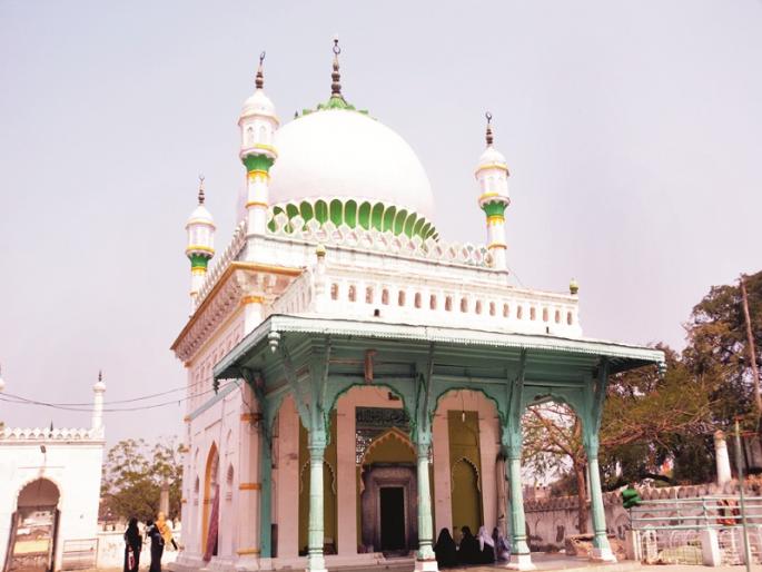 Janullah Shah Miyan Dargah: The symbol of Chhatrapati Shivaji Maharaj's secularism | जानुल्ला शाह मियॉ दर्गा : छत्रपती शिवाजी महाराजांच्या धर्मनिरपेक्षतेचे प्रतिक  Janullah Shah Miyan Dargah: The symbol of Chhatrapati Shivaji Maharaj's secularism | जानुल्ला शाह मियॉ दर्गा : छत्रपती शिवाजी महाराजांच्या धर्मनिरपेक्षतेचे प्रतिक