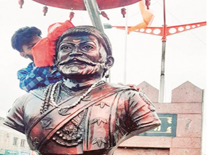 This young Mawla from aurangabad celebrates Shiva Jayanti every day | हा तरुण मावळा रोजच साजरी करतो शिवजयंती;पगार अत्यल्प असूनही पुतळ्यासाठी हार,फुलांवर खर्च This young Mawla from aurangabad celebrates Shiva Jayanti every day | हा तरुण मावळा रोजच साजरी करतो शिवजयंती;पगार अत्यल्प असूनही पुतळ्यासाठी हार,फुलांवर खर्च