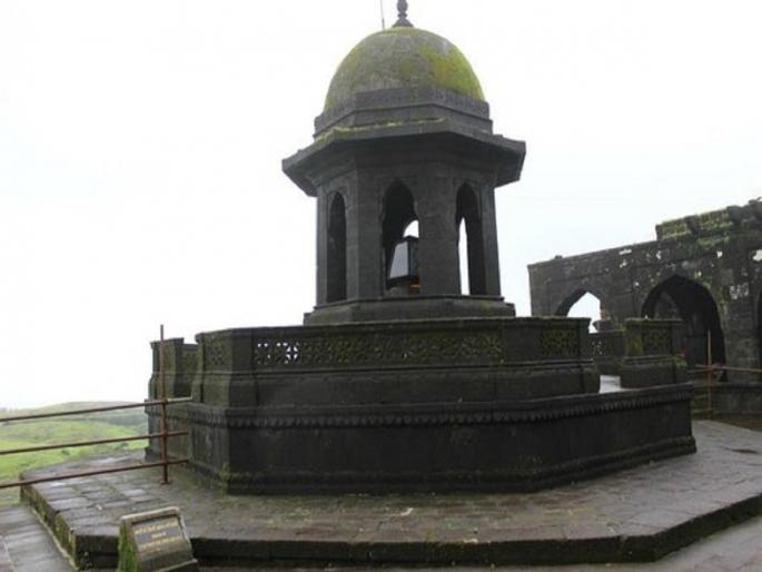 The carelessness of archaeology in preserving the sanctity of chatrapati shivaji maharaj s samadhi | शिवरायांच्या समाधीचे पावित्र्य जपण्यात ‘पुरातत्त्व'ची बेफिकिरी The carelessness of archaeology in preserving the sanctity of chatrapati shivaji maharaj s samadhi | शिवरायांच्या समाधीचे पावित्र्य जपण्यात ‘पुरातत्त्व'ची बेफिकिरी