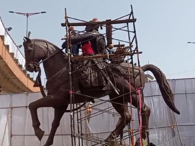 The wait for Shivaji Maharaj's followers is over; A 21 feet high statue of Chatrapati Shivaji Maharaj arrived at Kranti Chowk | शिवप्रेमींची प्रतीक्षा संपली; क्रांतिचौकात शिवरायांच्या २१ फूट उंच पुतळ्याचे झाले आगमन The wait for Shivaji Maharaj's followers is over; A 21 feet high statue of Chatrapati Shivaji Maharaj arrived at Kranti Chowk | शिवप्रेमींची प्रतीक्षा संपली; क्रांतिचौकात शिवरायांच्या २१ फूट उंच पुतळ्याचे झाले आगमन