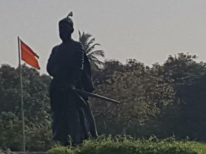 Shiv Sena and BJP forget to build umbrella on the statue of Vileparle and Sahar Chhatrapati Shivaji Maharaj! | विलेपार्ले व सहार येथील छत्रपती शिवाजी महाराजांच्या पुतळ्यावर छत्री उभारण्याचा शिवसेना व भाजपाला पडला विसर ! Shiv Sena and BJP forget to build umbrella on the statue of Vileparle and Sahar Chhatrapati Shivaji Maharaj! | विलेपार्ले व सहार येथील छत्रपती शिवाजी महाराजांच्या पुतळ्यावर छत्री उभारण्याचा शिवसेना व भाजपाला पडला विसर !