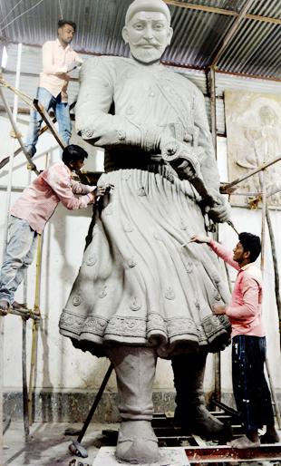 Lokmat Exclusive; Chhatrapati Chhatrapati is the first statue of the idol! | Lokmat Exclusive; सोलापुरात प्रथमच साकारतेय छत्रपतींची एकवीस फुुटी मूर्ती ! Lokmat Exclusive; Chhatrapati Chhatrapati is the first statue of the idol! | Lokmat Exclusive; सोलापुरात प्रथमच साकारतेय छत्रपतींची एकवीस फुुटी मूर्ती !