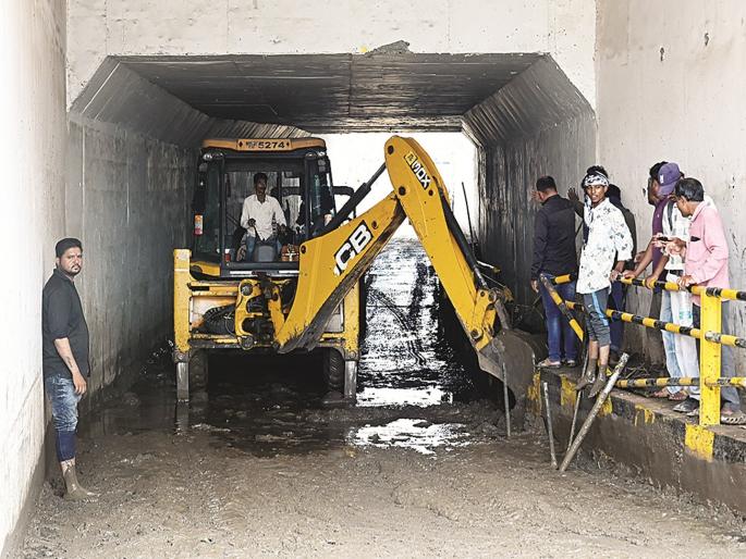Strange! Water accumulated in Shivajinagar subway, now a sheet roof will be put on top | अजबच! शिवाजीनगर भुयारी मार्गात पाण्याचा निचरा होईना, आता वरून टाकणार पत्र्याचे छत Strange! Water accumulated in Shivajinagar subway, now a sheet roof will be put on top | अजबच! शिवाजीनगर भुयारी मार्गात पाण्याचा निचरा होईना, आता वरून टाकणार पत्र्याचे छत