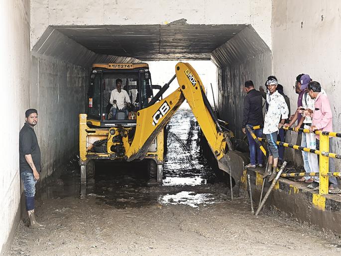 Shivajinagar subway inauguration goes down to credit; while officials point fingers at each other | श्रेयासाठी उरकले शिवाजीनगर भुयारी मार्गाचे लोकार्पण; पाणी साचल्याने यंत्रणेचे धिंडवडे Shivajinagar subway inauguration goes down to credit; while officials point fingers at each other | श्रेयासाठी उरकले शिवाजीनगर भुयारी मार्गाचे लोकार्पण; पाणी साचल्याने यंत्रणेचे धिंडवडे