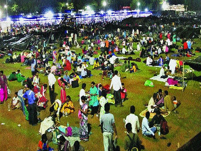A crowd of followers on the field; Provision for temporary settlement by the administration | चैत्यभूमीवर लोटली अनुयायांची गर्दी; प्रशासनाकडून तात्पुरत्या निवाऱ्याची सोय A crowd of followers on the field; Provision for temporary settlement by the administration | चैत्यभूमीवर लोटली अनुयायांची गर्दी; प्रशासनाकडून तात्पुरत्या निवाऱ्याची सोय