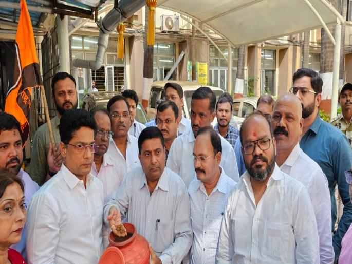 Shivaji Park ground is being polluted due to the dust empire; MNS protested by giving pots filled with soil to the commissioner | शिवाजी पार्क मैदानाची धुळीच्या सम्राज्या मुळे होतेय घुसमट; आयुक्तांना माती भरलेले मडके देऊन मनसेने केला निषेध Shivaji Park ground is being polluted due to the dust empire; MNS protested by giving pots filled with soil to the commissioner | शिवाजी पार्क मैदानाची धुळीच्या सम्राज्या मुळे होतेय घुसमट; आयुक्तांना माती भरलेले मडके देऊन मनसेने केला निषेध