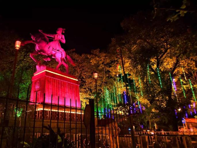 Mumbai Dadar Shivaji Park dirty despite splashing water | पाणी मारूनही शिवाजी पार्कमध्ये धुळवड Mumbai Dadar Shivaji Park dirty despite splashing water | पाणी मारूनही शिवाजी पार्कमध्ये धुळवड