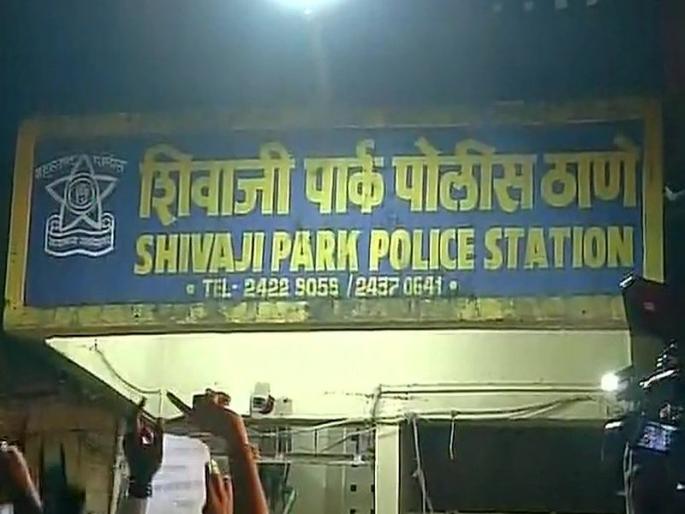 The jewelery shop on Ranade Road in Dadar was attacked by thieves | दादरमध्ये रानडे रोडवरील सराफाच्या दुकानावर चोरट्यांनी मारला डल्ला The jewelery shop on Ranade Road in Dadar was attacked by thieves | दादरमध्ये रानडे रोडवरील सराफाच्या दुकानावर चोरट्यांनी मारला डल्ला