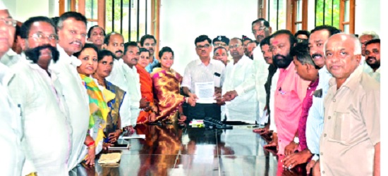 In the joint meeting only after the rainy season of the alternative bridge work: Action Committee aggressive; District Collector's hawks | पर्यायी पुलाचे काम पावसाळ्यानंतरच संयुक्त बैठकीत स्पष्ट : कृती समिती आक्रमक; जिल्हाधिकाऱ्यांच्या दालनास टाळे ठोकण्याचा इशारा In the joint meeting only after the rainy season of the alternative bridge work: Action Committee aggressive; District Collector's hawks | पर्यायी पुलाचे काम पावसाळ्यानंतरच संयुक्त बैठकीत स्पष्ट : कृती समिती आक्रमक; जिल्हाधिकाऱ्यांच्या दालनास टाळे ठोकण्याचा इशारा