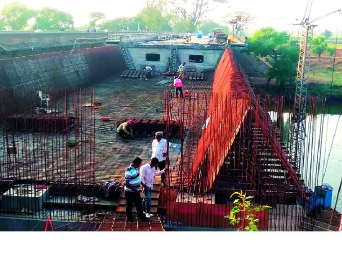 Work of Kolhapur Shivaji Bridge stopped; Contractor's decision: objection to sub-agents | कोल्हापूर शिवाजी पुलाचे काम बंद; ठेकेदाराचा निर्णय : उपअभियंत्यावर आक्षेप