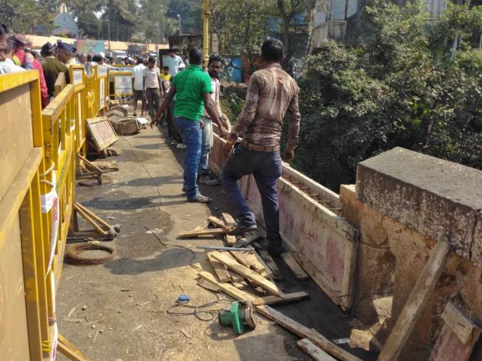 Kolhapur: Bus accident due to accident of driver: Chandrakant Dada Patil, Shivaji bridge traffic should make a viable decision | कोल्हापूर : चालकाच्या चुकीमुळे बस दुर्घटना :चंद्रकांतदादा पाटील, शिवाजी पुलावरील वाहतुकीबाबत सर्वांनी मिळून व्यवहार्य निर्णय घ्यावा Kolhapur: Bus accident due to accident of driver: Chandrakant Dada Patil, Shivaji bridge traffic should make a viable decision | कोल्हापूर : चालकाच्या चुकीमुळे बस दुर्घटना :चंद्रकांतदादा पाटील, शिवाजी पुलावरील वाहतुकीबाबत सर्वांनी मिळून व्यवहार्य निर्णय घ्यावा
