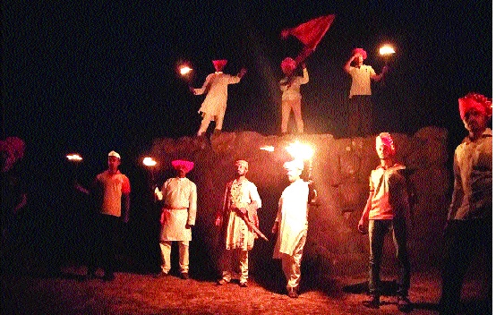 'Bright' brighter with stomach laughter! Activities on the eve of Maharashtra Day | पेटत्या मशालींनी उजळला ‘वसंत’गड ! महाराष्ट्र दिनाच्या पूर्वसंध्येला उपक्रम