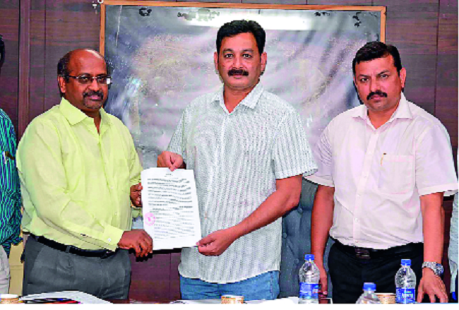 Finally, permission for alternative Shivaji bridge: Samajwadi Party's 'Archaeological' approval letter | अखेर पर्यायी शिवाजी पुलाला परवानगी-: संभाजीराजेंच्या हाती ‘पुरातत्त्व’चे मंजुरीचे पत्र