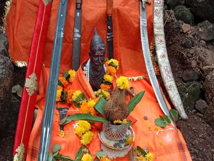 Chatrapati Shivaji Maharaj Activist celebrated Dussehra on the forts; Archway built to the fort | शिवप्रेमींनी गड किल्यांवर साजरा केला दसरा; गडाला बांधले तोरण Chatrapati Shivaji Maharaj Activist celebrated Dussehra on the forts; Archway built to the fort | शिवप्रेमींनी गड किल्यांवर साजरा केला दसरा; गडाला बांधले तोरण