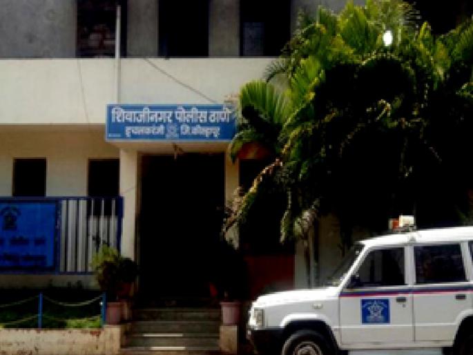 Fatal attack on grandmother, granddaughter who came to file a complaint at the police station; Incident at Ichalkaranjit in Kolhapur | पोलिस ठाण्यात तक्रार देण्यासाठी आलेल्या आजी, नातवावर जीवघेणा हल्ला; कोल्हापुरातील इचलकरंजी येथील घटना Fatal attack on grandmother, granddaughter who came to file a complaint at the police station; Incident at Ichalkaranjit in Kolhapur | पोलिस ठाण्यात तक्रार देण्यासाठी आलेल्या आजी, नातवावर जीवघेणा हल्ला; कोल्हापुरातील इचलकरंजी येथील घटना