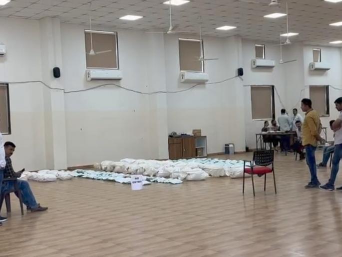 Court held at Shivajinagar police headquarters; The judge came to see 1837 kg of mephedrone | Pune: शिवाजीनगर पोलिस मुख्यालयातच भरले कोर्ट; १८३७ किलो मेफेड्रोन पाहण्यासाठी न्यायाधीशच आले Court held at Shivajinagar police headquarters; The judge came to see 1837 kg of mephedrone | Pune: शिवाजीनगर पोलिस मुख्यालयातच भरले कोर्ट; १८३७ किलो मेफेड्रोन पाहण्यासाठी न्यायाधीशच आले