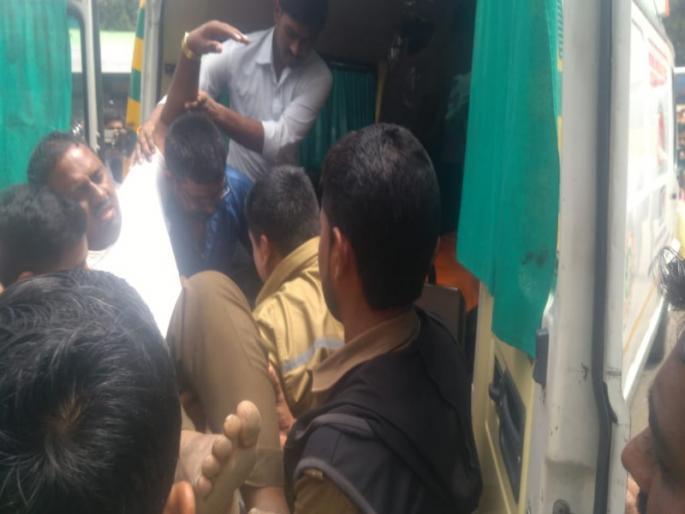 Bus driver was assaulted: incident at Shivajinagar bus stand | बस का सोडत नाही म्हणून चालकास बेदम मारहाण : शिवाजीनगर बसस्थानकावरील घटना  Bus driver was assaulted: incident at Shivajinagar bus stand | बस का सोडत नाही म्हणून चालकास बेदम मारहाण : शिवाजीनगर बसस्थानकावरील घटना