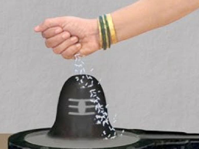 sawan somwar 2021 proper method of flowing shivamuth on shravan somvar and its significance | Sawan Somwar 2021: श्रावणी सोमवारी शिवामूठ वाहण्याची योग्य पद्धत कोणती? पाहा, शिवमुष्टी व्रताची परंपरा sawan somwar 2021 proper method of flowing shivamuth on shravan somvar and its significance | Sawan Somwar 2021: श्रावणी सोमवारी शिवामूठ वाहण्याची योग्य पद्धत कोणती? पाहा, शिवमुष्टी व्रताची परंपरा