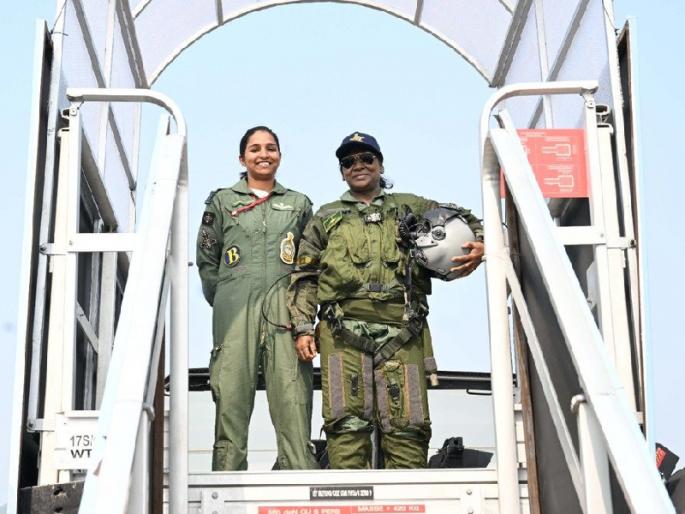 Squadron Leader Shivangi Singh seen with President Draupadi Murmu! 'That' photo will make Pakistan jealous | राष्ट्रपती द्रौपदी मुर्मू यांच्यासोबत दिसल्या स्क्वॉड्रन लीडर शिवांगी सिंग! 'त्या' एका फोटोने पाकिस्तानचा होईल जळफळाट Squadron Leader Shivangi Singh seen with President Draupadi Murmu! 'That' photo will make Pakistan jealous | राष्ट्रपती द्रौपदी मुर्मू यांच्यासोबत दिसल्या स्क्वॉड्रन लीडर शिवांगी सिंग! 'त्या' एका फोटोने पाकिस्तानचा होईल जळफळाट