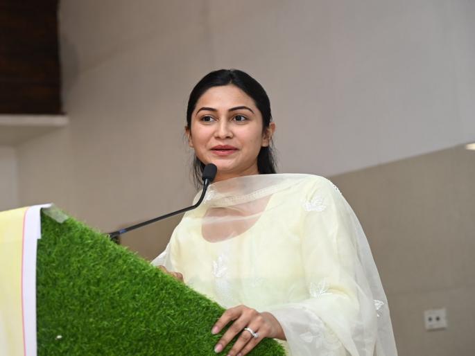 Congress leader vijay wadettiwar daughter Shivani wadettivar asked the party for chandrapur lok sabha seat ticket | काँग्रेसच्या बड्या नेत्याची मुलगी लोकसभेच्या रिंगणात?; शिवानी वडेट्टीवारांनी पक्षाकडे मागितलं तिकीट Congress leader vijay wadettiwar daughter Shivani wadettivar asked the party for chandrapur lok sabha seat ticket | काँग्रेसच्या बड्या नेत्याची मुलगी लोकसभेच्या रिंगणात?; शिवानी वडेट्टीवारांनी पक्षाकडे मागितलं तिकीट