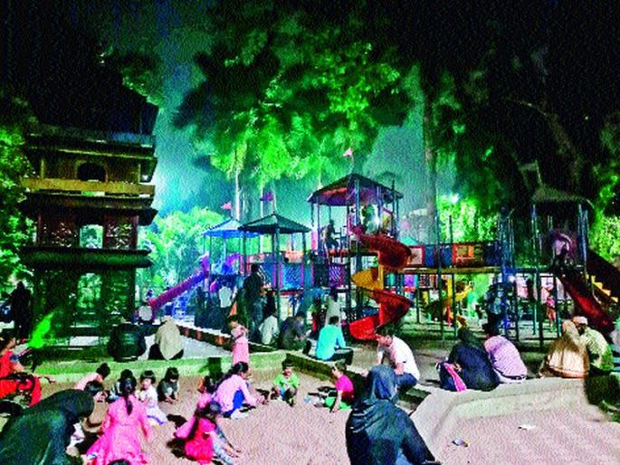 Shivarkar garden toys disappear in the dark | शिवरकर उद्यानातील खेळणी बुडाली अंधारात Shivarkar garden toys disappear in the dark | शिवरकर उद्यानातील खेळणी बुडाली अंधारात