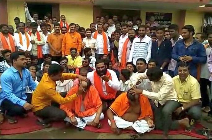 Shiv Sena said, "Dissemination of 'BJP government' | शिवसेना म्हणाली, कर्जमाफीच्या याद्या न लावणा-या ' भाजप सरकार ' चा दशक्रियाविधी Shiv Sena said, "Dissemination of 'BJP government' | शिवसेना म्हणाली, कर्जमाफीच्या याद्या न लावणा-या ' भाजप सरकार ' चा दशक्रियाविधी