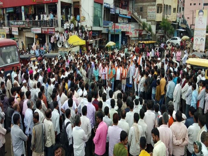 Shiv Sena's Ratharoko, in connection with the demand for inquiring into the Pushima scam | पीकविमा घोटाळ्याची चौकशी करण्याच्या मागणीसाठी निलंग्यात शिवसेनेचा रास्तारोको Shiv Sena's Ratharoko, in connection with the demand for inquiring into the Pushima scam | पीकविमा घोटाळ्याची चौकशी करण्याच्या मागणीसाठी निलंग्यात शिवसेनेचा रास्तारोको