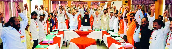 Reservation, otherwise the ministers will not be able to rotate, the decision of the Maratha Round Table Conference | आरक्षण द्या, अन्यथा मंत्र्यांना फिरू देणार नाही, मराठा गोलमेज परिषदेचा निर्णय Reservation, otherwise the ministers will not be able to rotate, the decision of the Maratha Round Table Conference | आरक्षण द्या, अन्यथा मंत्र्यांना फिरू देणार नाही, मराठा गोलमेज परिषदेचा निर्णय