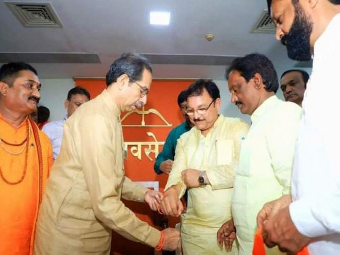 Former BJP minister Sanjay Deshmukh joins Shiv Sena Uddhav Balasaheb Thackeray | संजय देशमुख यांच्या 'एन्ट्री'मुळे यवतमाळात सेनेला बळकटी; मातोश्री येथे बांधले शिवबंधन Former BJP minister Sanjay Deshmukh joins Shiv Sena Uddhav Balasaheb Thackeray | संजय देशमुख यांच्या 'एन्ट्री'मुळे यवतमाळात सेनेला बळकटी; मातोश्री येथे बांधले शिवबंधन