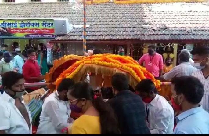 Shiva-era Devbhet ceremony in an emotional atmosphere | शिवकालीन देवभेट सोहळा भावपूर्ण वातावरणात Shiva-era Devbhet ceremony in an emotional atmosphere | शिवकालीन देवभेट सोहळा भावपूर्ण वातावरणात