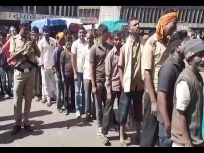 with help of police Shiv Bhojan Thali will serve in Market Yard Pune | Shiv Bhojan Thali : शिवभोजन थाळीसाठी लोटली तोबा गर्दी; मागवावा लागला पोलीस बंदोबस्त with help of police Shiv Bhojan Thali will serve in Market Yard Pune | Shiv Bhojan Thali : शिवभोजन थाळीसाठी लोटली तोबा गर्दी; मागवावा लागला पोलीस बंदोबस्त