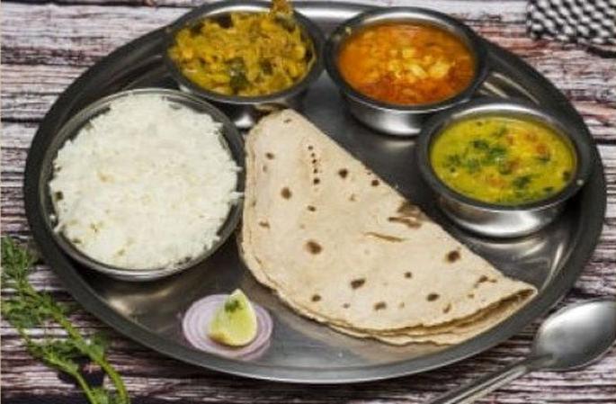 From today onwards, a plate of Rs 10 | शिवभोजन योजनेला सुरुवात, सात केंद्रांवर आजपासून १० रुपयांची थाळी From today onwards, a plate of Rs 10 | शिवभोजन योजनेला सुरुवात, सात केंद्रांवर आजपासून १० रुपयांची थाळी