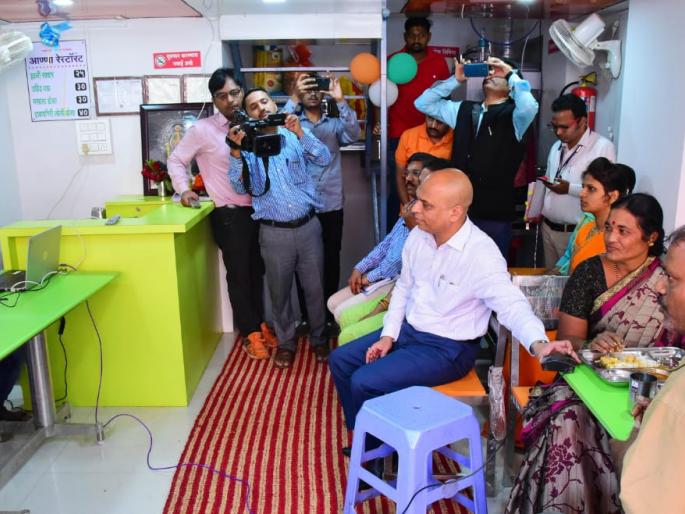 Chief Minister Uddhav Thackeray interacts with beneficiaries of Shiv Bhojan Thali | shiv bhojnalaya : मुख्यमंत्री उध्दव ठाकरे यांनी साधला लाभार्थ्यांशी संवाद