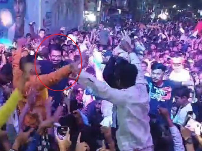 Shivendrasinharaje Bhosale danced to the song 'Main Who Don' in the Dahihandi ceremony satara | ‘मैं हू डॉन’ गाण्यावर शिवेंद्रसिंहराजेंनी धरला ठेका Shivendrasinharaje Bhosale danced to the song 'Main Who Don' in the Dahihandi ceremony satara | ‘मैं हू डॉन’ गाण्यावर शिवेंद्रसिंहराजेंनी धरला ठेका