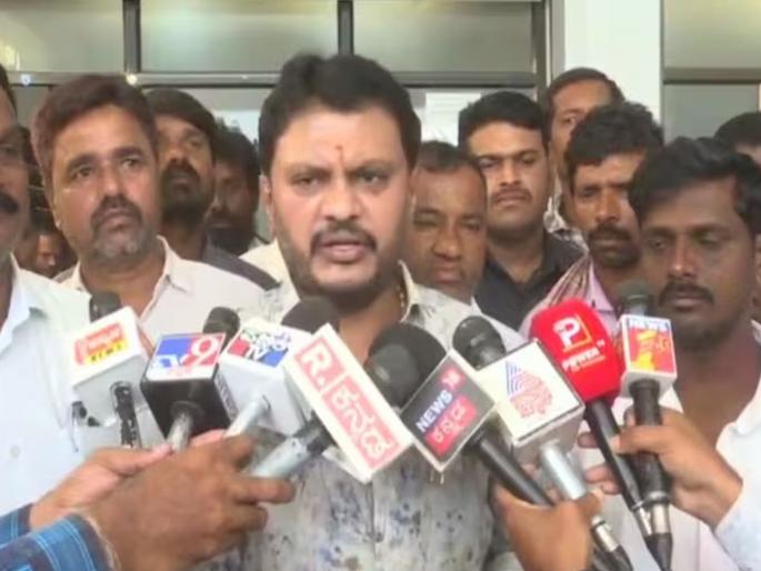 'If you are pregnant, take leave, come to earn money and stay absent from meetings', Congress MLA lashes out at female officer | ‘गर्भवती असाल तर सुट्टी घ्या, पैसे कमावण्यासाठी येता आणि बैठकीला अनुपस्थित राहता” महिला अधिकाऱ्यावर काँग्रेसचे आमदार भडकले 'If you are pregnant, take leave, come to earn money and stay absent from meetings', Congress MLA lashes out at female officer | ‘गर्भवती असाल तर सुट्टी घ्या, पैसे कमावण्यासाठी येता आणि बैठकीला अनुपस्थित राहता” महिला अधिकाऱ्यावर काँग्रेसचे आमदार भडकले