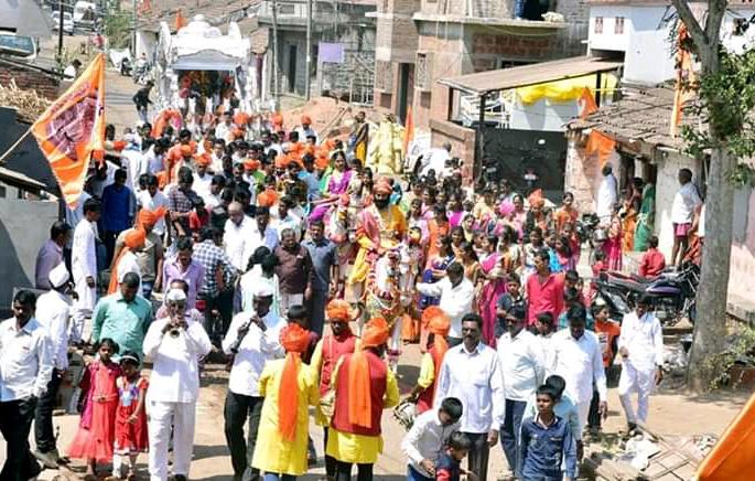 'Lokotsav' format to Shiv Jayanti in Anur | शिवजयंतीला आणुरमध्ये महिलांनी घरा-दारांची केली स्वच्छता, सुंदर रांगोळ्यांनी दारांची सजावट 'Lokotsav' format to Shiv Jayanti in Anur | शिवजयंतीला आणुरमध्ये महिलांनी घरा-दारांची केली स्वच्छता, सुंदर रांगोळ्यांनी दारांची सजावट