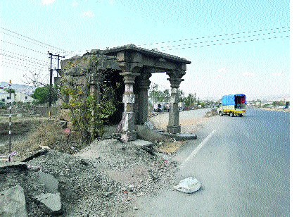 Displacement of historical buildings in the expansion: Sixth gradation of the highway | विस्तारीकरणात ऐतिहासिक वास्तूंचे विस्थापन : महामार्गाचे सहापदरीकरण Displacement of historical buildings in the expansion: Sixth gradation of the highway | विस्तारीकरणात ऐतिहासिक वास्तूंचे विस्थापन : महामार्गाचे सहापदरीकरण